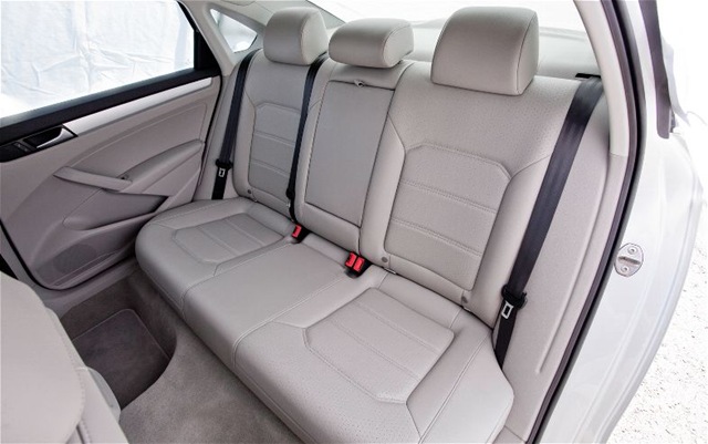 [2012-Volkswagen-Passat-SE-rear-seating%255B2%255D.jpg]