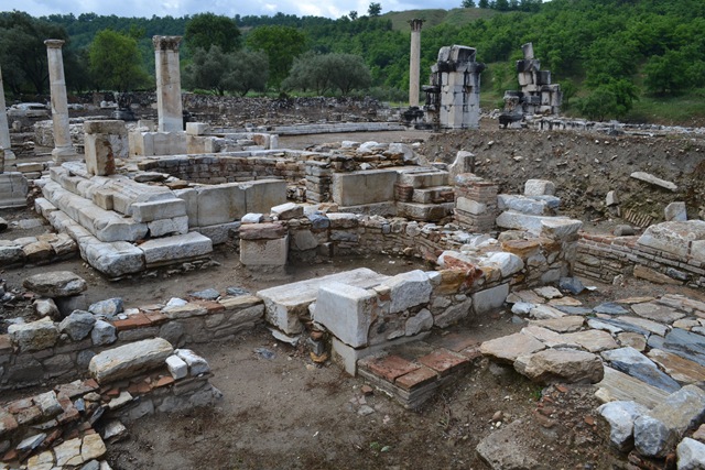 [Stratonikeia%2520Colonaded%2520Street%2520hero%2520tomb%2520and%2520later%2520reuse.jpg]