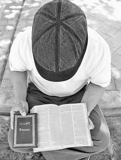 [ex_muculmano_agora_cristao_lendo_a_b%255B1%255D.png]