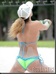 Jennifer-Nicole-Lee-In-Bikini-Playing-Volleyball-In-Miami-04-675x900