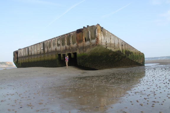 Barbara en Joris bij een van de caissons van de oorlogshaven Mulberry B