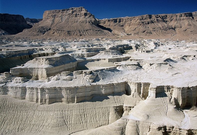 ظهور تشكيلات ملحية غريبة جداً في البحر الميت Dead-sea-salt-crystals-14%25255B2%25255D