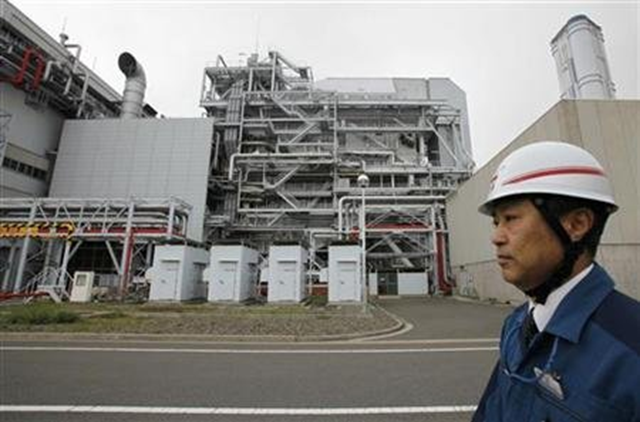 An employee of Tokyo Electric Power Company (TEPCO) walks at TEPCO's Kawasaki Thermal Power Plant in Kawasaki, south of Tokyo, 22 April 2012. Toru Hanai / REUTERS