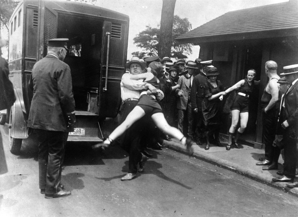 [1922%2520-%2520Women%2520in%2520Chicago%2520being%2520arrested%2520for%2520wearing%2520one%2520piece%2520bathing%2520suits%2520and%2520showing%2520a%2520little%2520leg%255B6%255D.jpg]