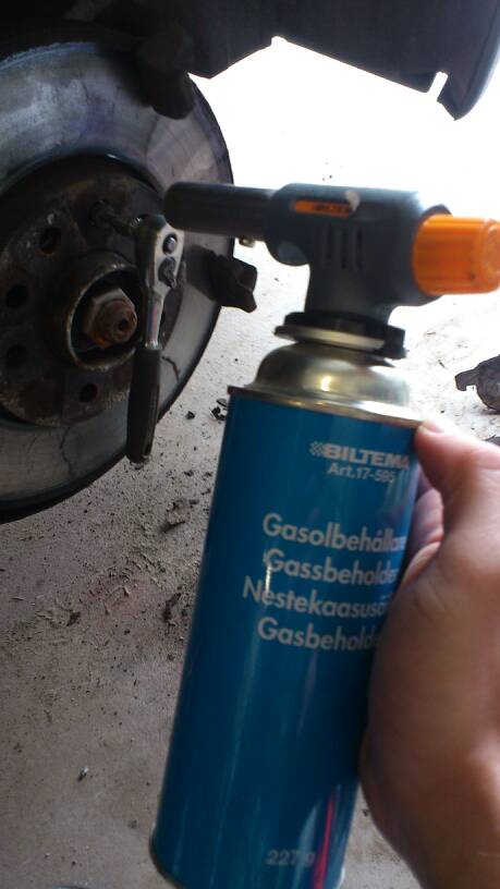 MZMracers evighetsblogg: Guld att ha gasolbrännare när man ska ha loss  gamla bultar!!