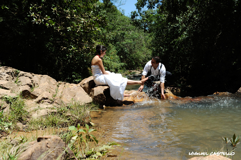 Fotos de Alyne e Thiago - Trash The Dress. Foto numero 009 do fotografo de casamento Miguel Castello, de Brasilia, DF, que faz fotos de casamento (fotografia de casamento), fotos de 15 anos (fotografia de 15 anos), fotos de modelos (ensaios para books fotograficos), fotos de gravidas (fotografia de gestantes), fotos de debutantes, fotojornalismo de casamento, fotojornalismo social e fotografia de moda em estudio. fotos casamento distrito federal brasilia de 15 anos df brasília books modelos ensaio fotografico gravidas gravida festa festas book moda vestidos ornamentação cerimonia evangelico fotografo evento penteados para noivas com debutante