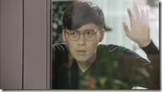 Hyde.Jekyll.Me.E04.mkv_003312330_thumb[1]