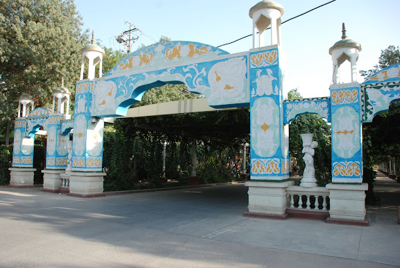 Turfan - Entrée allées de treillis de vigne