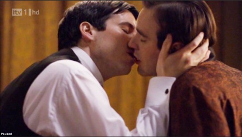 [downton-abbey-gay-kiss1.jpg]