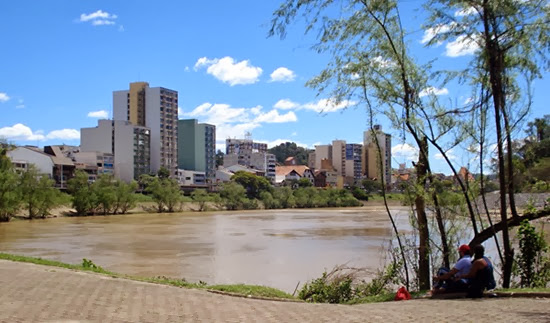 A vida náutica no rio Itajaí Açú nos finais de semana em Blumenau