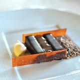 Chocolat au lait de caramel. Là encore, on retrouve un plat qui détourne la junk food (style barres chocolatées Mars, Twix), pour en faire un dessert très bien tourné, ludique, simplement satisfaisant.