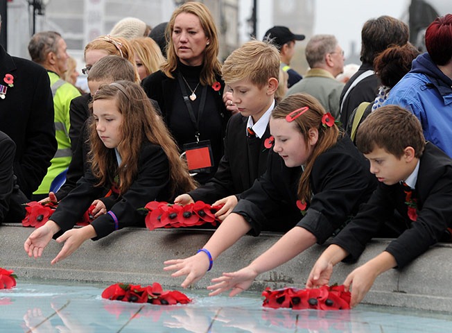 [Children-place-poppies-in%2520Trafalgar%2520Square%2520fountain%255B3%255D.jpg]