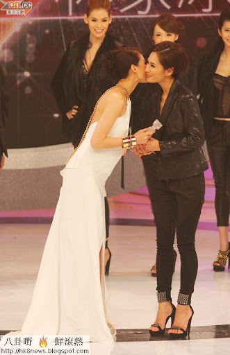 杏兒（左）頒發獎項給林家冰。