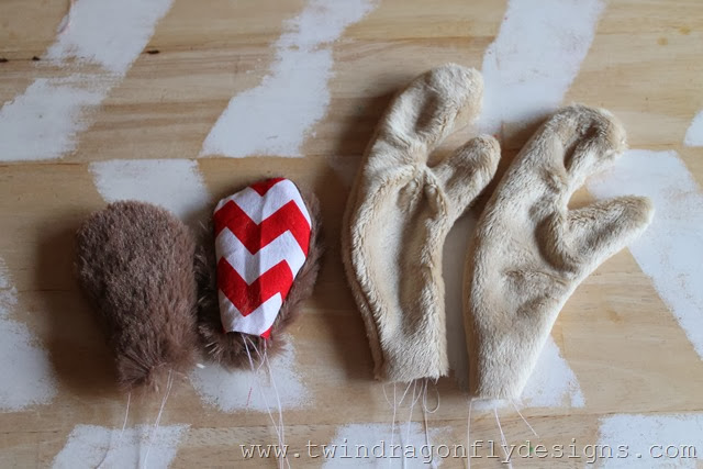 Holiday Plush Reindeer (6) Holiday Plush Reindeer (6)