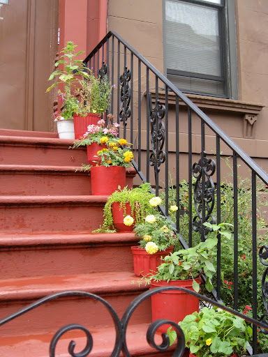 ...and while this gardener didn't have any matching containers, he/she simply painted everything to make it look like they were a set! I do believe we ran such an idea as a Good Thing ourselves, at some point.