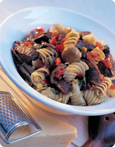 Carne di cervo della Nuova Zelanda con fusilli, sugo a base di pesto e panna e funghi freschi Carne di cervo della Nuova Zelanda con fusilli, sugo a base di pesto e panna e funghi freschi