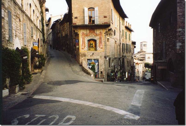 084-assisi-street