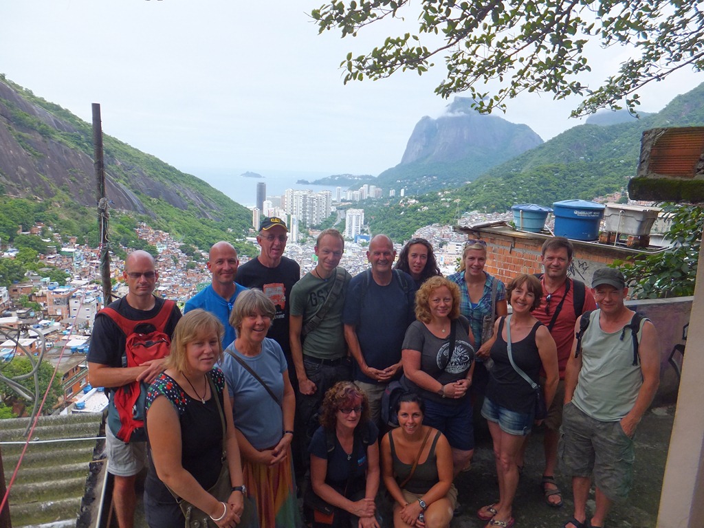 [Group-on-favela-tour-better-one---Li.jpg]