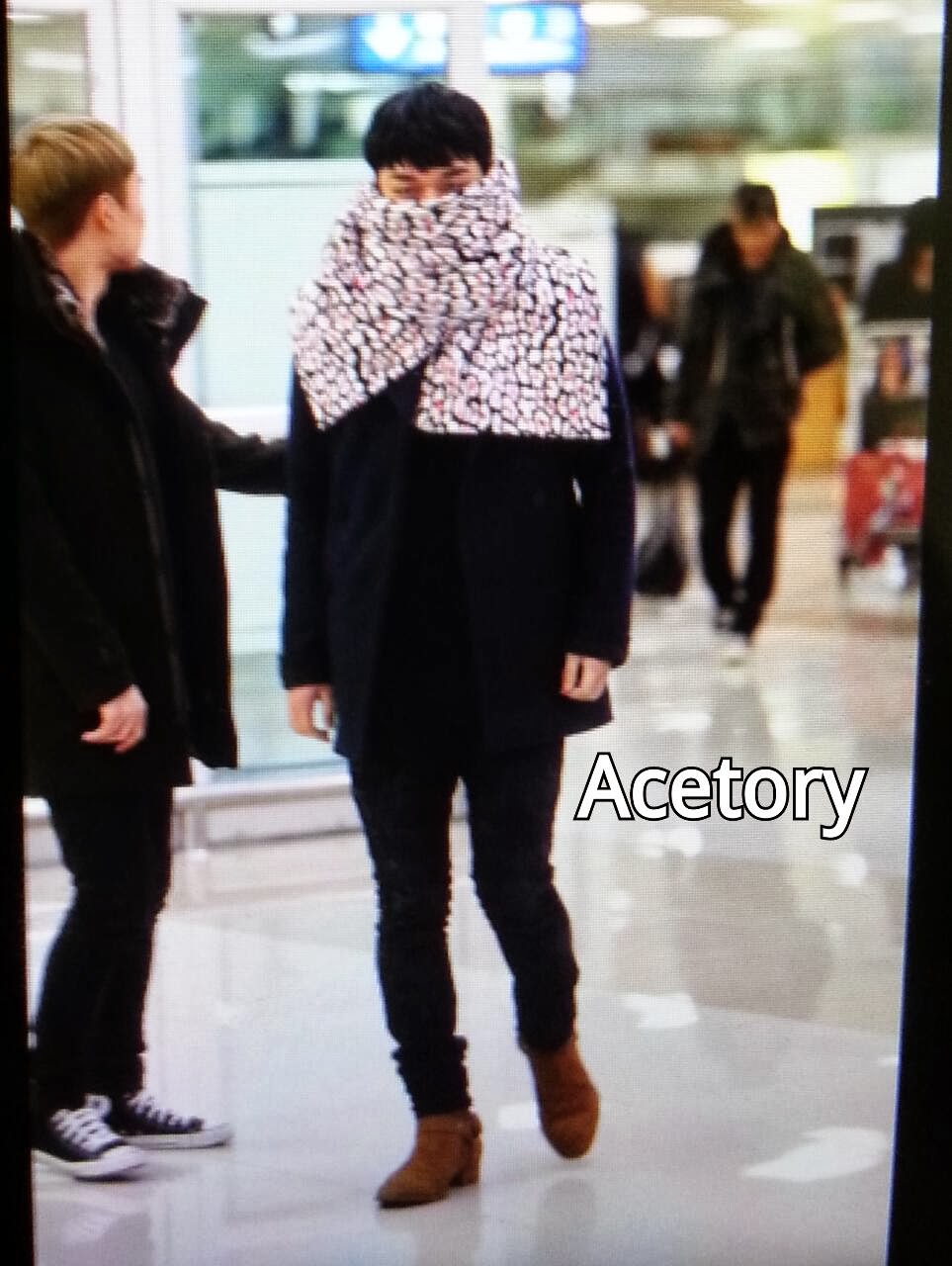 Big Bang - Gimpo Airport - 18nov2013 - Seung Ri - Fan - Acetory - 03.jpg