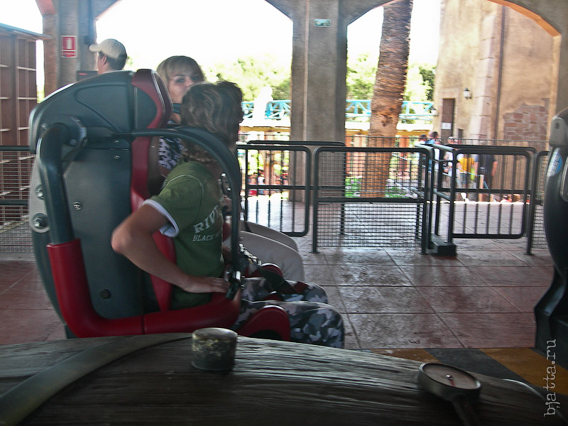 6. Furious Baco. Порт Авентура. Port Aventura. Salou. Costa Dorada. Spain. И мы, усыплённые мирной обстановкой усаживаемся, самонадеянно не спрятав фотоаппарат. 6. Furious Baco. Порт Авентура. Port Aventura. Salou. Costa Dorada. Spain. И мы, усыплённые мирной обстановкой усаживаемся, самонадеянно не спрятав фотоаппарат.