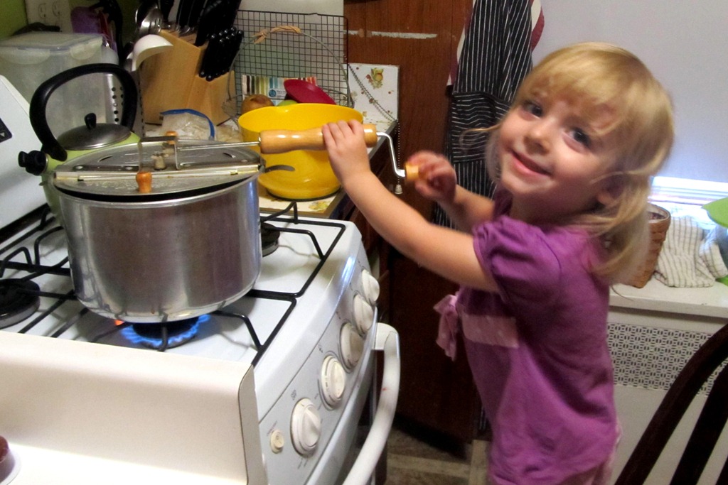 [Elaine%2520making%2520popcorn_0001%255B3%255D.jpg]