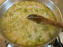 risotto ai porri, sale e mescolare risotto ai porri, sale e mescolare