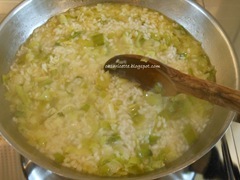 risotto ai porri, sale e mescolare