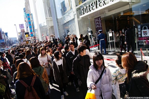 Liquidação Sacolas da Sorte no Japão: Compre sem saber o que está levando. Foto: TokyoFashion