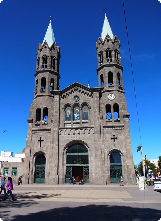 Cielo azul y catedral de Apizaco