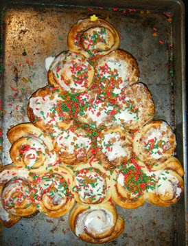 Cinnamon roll Christmas tree