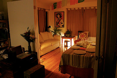 El living con un comedor en esta ocasion. Generalmente no hay comedor y menos en medio del pasillo.