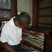 DSC00064.JPG - La jeune fille choisit les livres; un petit bonheur pour elle. Assossa Ep l & ll.