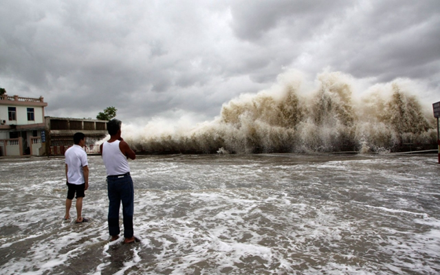 People watch waves hit the shores as Typhoon Usagi approaches in Shantou in Guangdong province on 22 September 2013. Photo: Reuters
