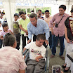 Jimmy Jairala le entrega una silla de rueda postural al joven Marco Antonio Maldonado, de 22 años, en Casa Blanca