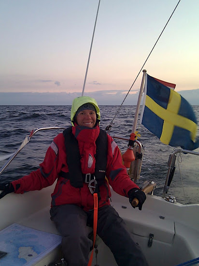 Kl 21:23. Julie är lycklig att överfarten gått över förväntan bra.