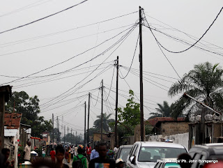Des câbles électriques de la SNEL raccordés le long d'un quartier populaire de Kinshasa. Radio Okapi/ Ph. John Bompengo