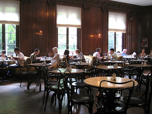 There is a cafe, Cafe Sabarsky, on the ground floor of the building. The atmosphere is charming, the coffee, strong, and the Viennese pastries, delicious!