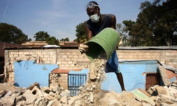 Haitians-clean-up-the-deb-008