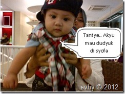 duduk di sofa duduk di sofa