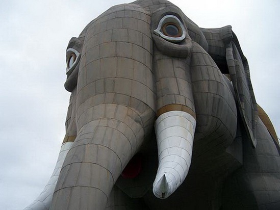 lucy_amazing_elephant_building_01