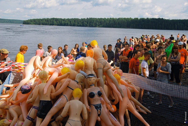 sex-doll-rafting6