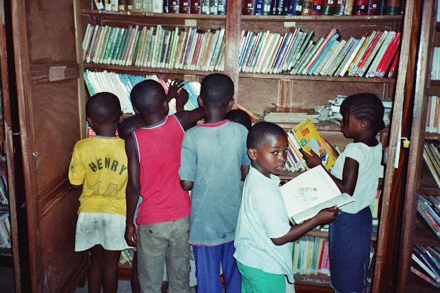 020_21A.jpg - Après. Cette bibliothèque scolaire est située au nord du Congo à 700 km de Brazzaville. Don de l'AOE.