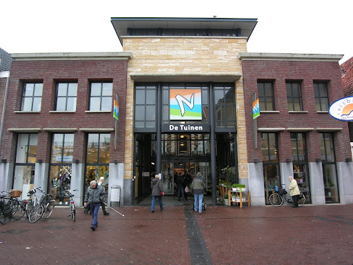 Veelpleger loopt tegen de lamp Veelpleger loopt tegen de lamp