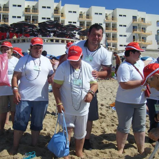 O Centro Social e Paroquial de São João de Areias levou os seus utentes
à praia
