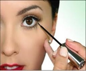 cara memakai eyeliner cara memakai eyeliner