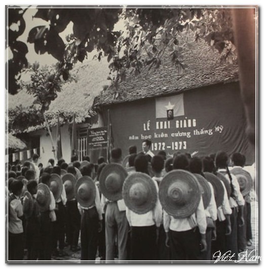 Những năm kháng chiến ở miền Bắc, dù cuộc sống còn khó khăn nhưng những buổi lễ tựu trường vẫn đều đặn diễn ra. Trong ảnh: lễ khai giảng năm học mới của trường cấp II Dịch Vọng, Hà Nội năm 1972-1973 với khẩu hiệu "Năm học kiên cường thắng Mỹ".