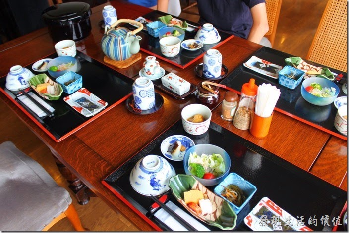 日本北九州-湯布院-彩岳館-早餐。早上起床後，依照約定的時間，我們出現在彩岳館的一樓餐廳，而飯店的服務人員也早已幫我們準備好飯菜，一見我們到來馬上就領我們坐在靠窗的位置，可以一面享用豐盛的早餐並且欣賞窗外的山巒好風景。