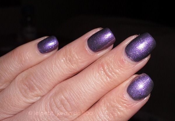 007-max-factor-max-effects-mini-nail-polish-moon-dust