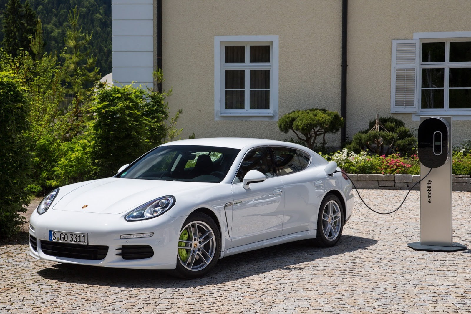 [New_Porsche_Panamera_S_E_Hybrid_captoined%255B2%255D.jpg]