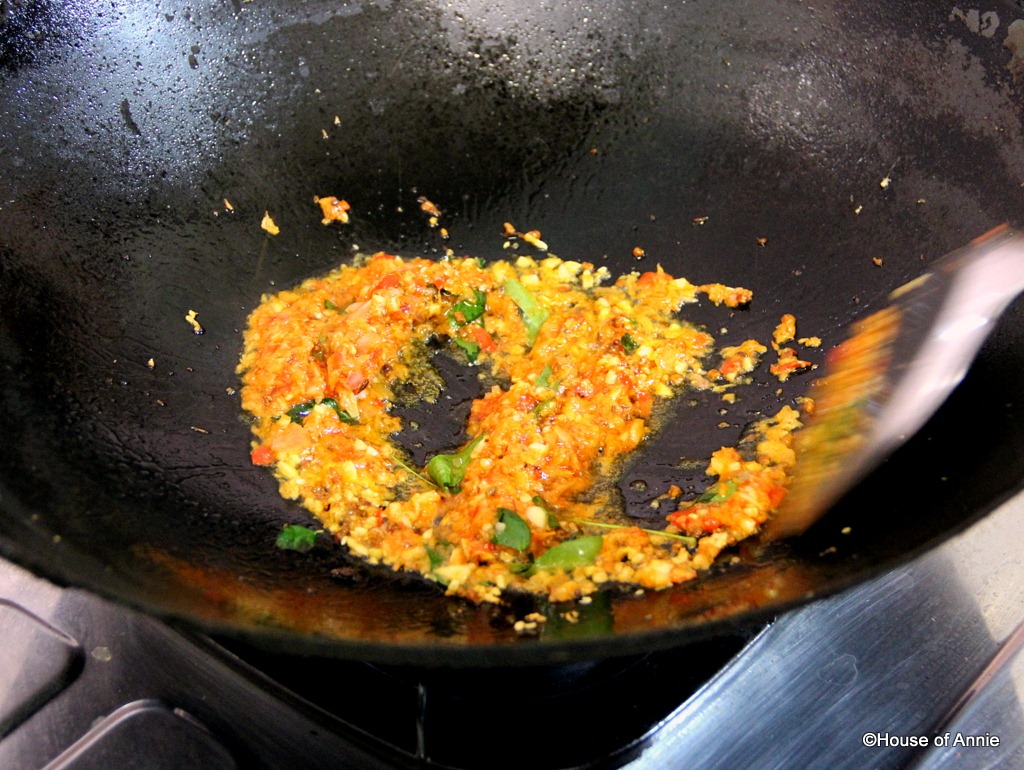 [Frying%2520garlic%2520curry%2520leaves%2520spices%2520and%2520aromatics%255B2%255D.jpg]